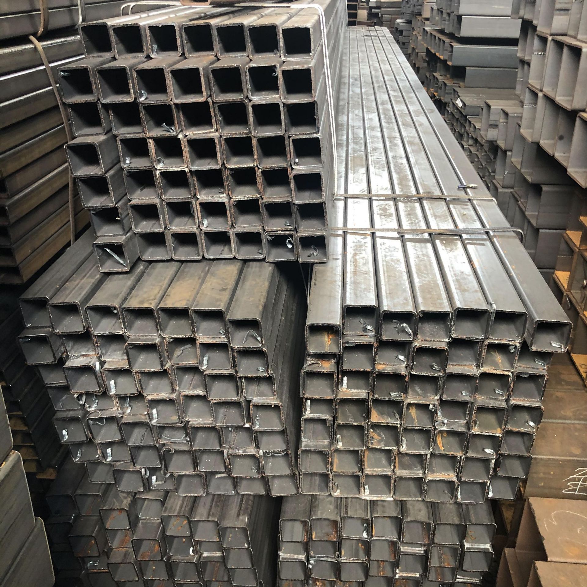 厂家直销q235高频焊接直缝热镀锌带方管大口径防腐薄壁镀锌矩形管