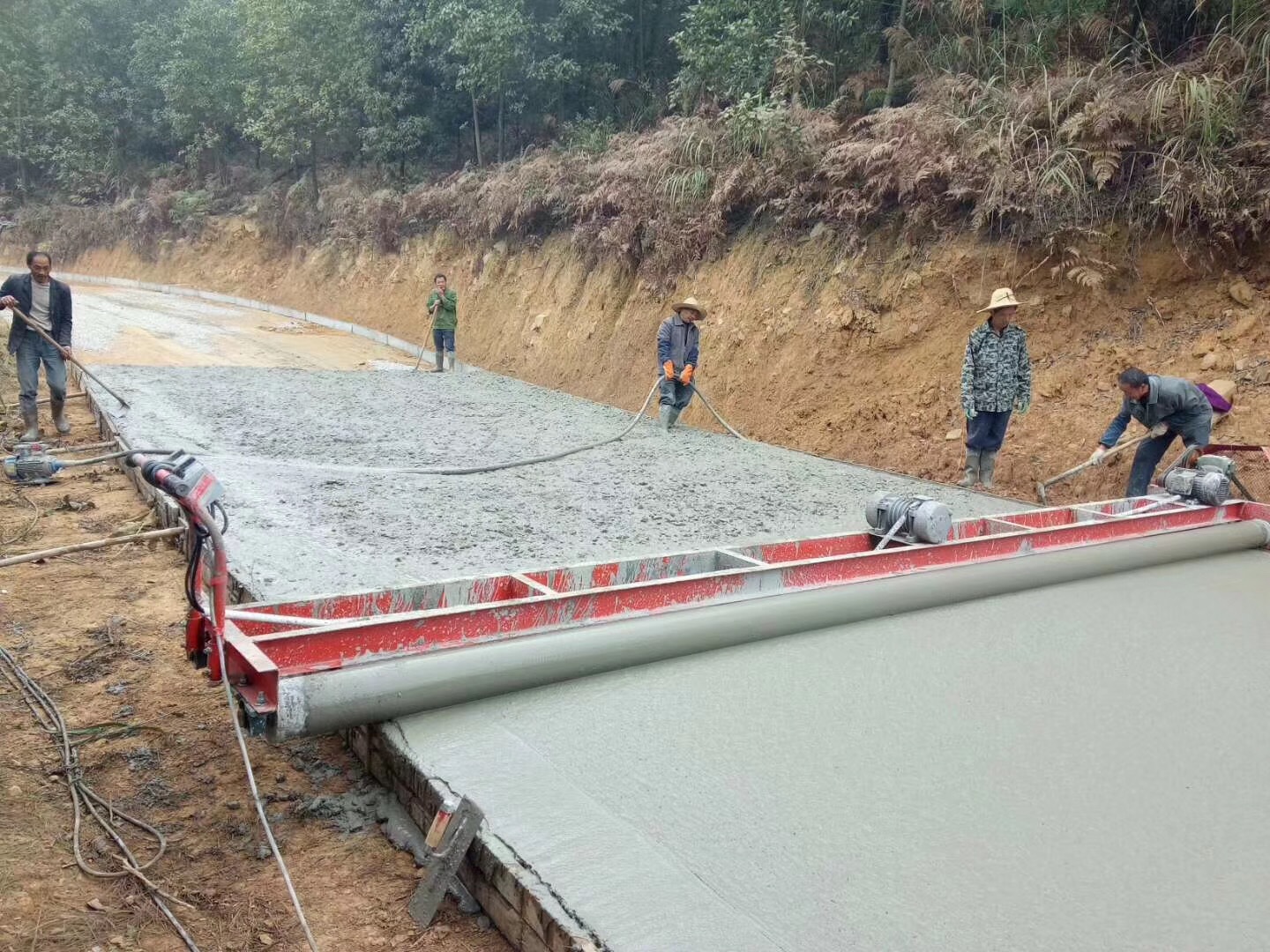机场跑道乡村公路大型桥梁水泥铺路机混凝土路面摊铺机路面整平机