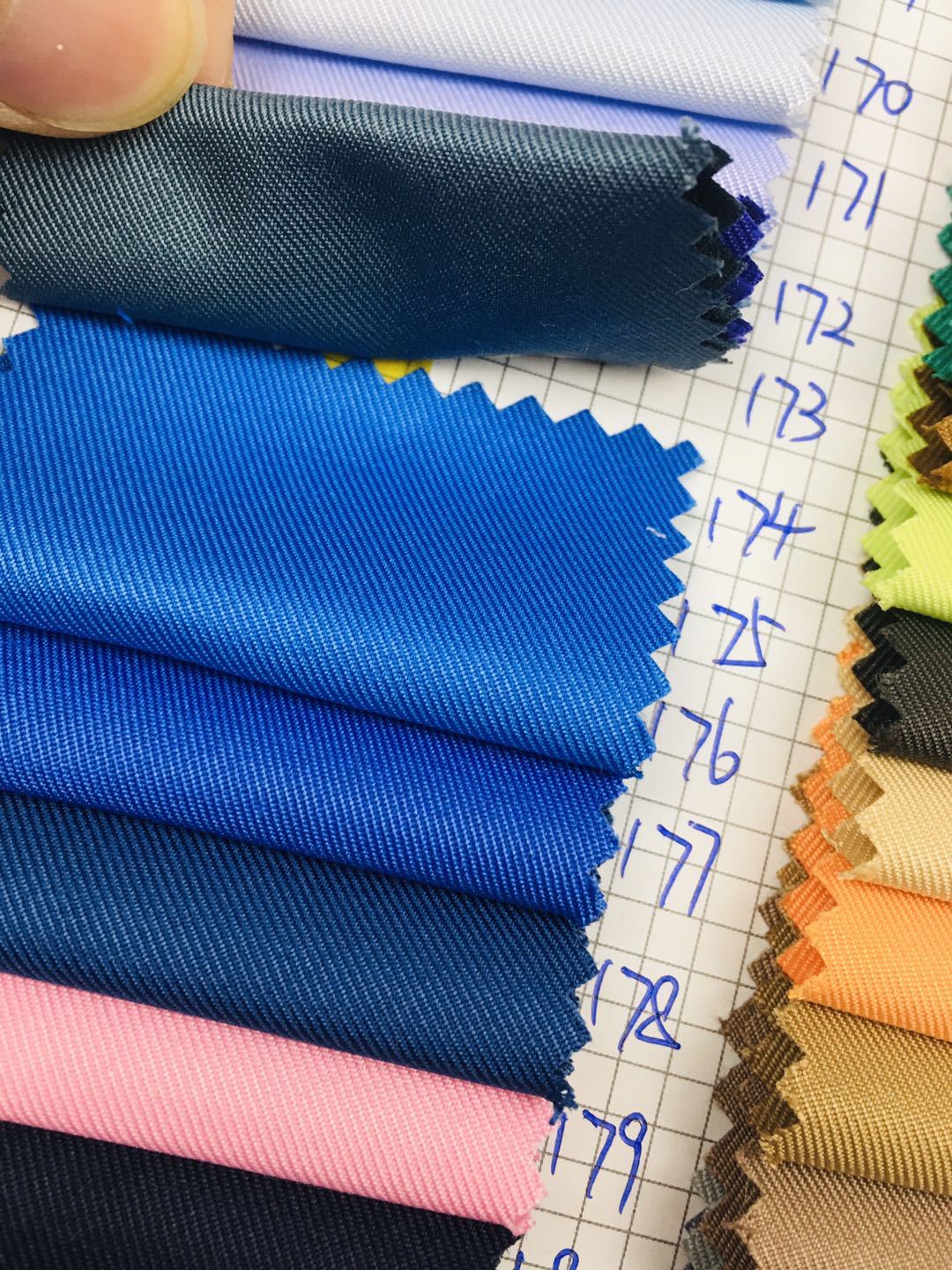 现货加厚柔美呢服装布精纺呢涤纶西装工装呢制服呢围裙工作服面料