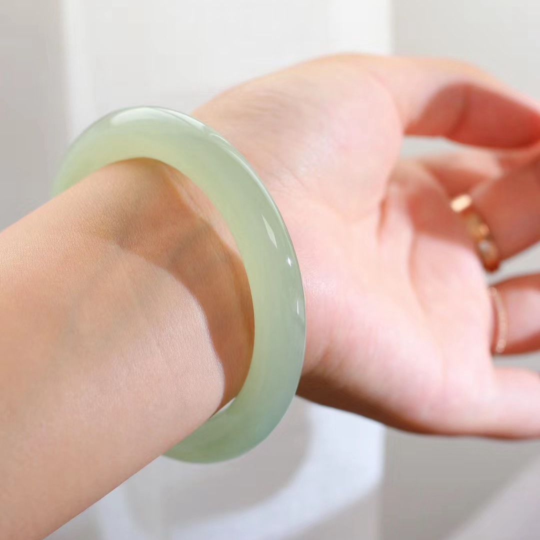 和田玉冰底晴水荧光圆条美人镯 玉手镯子青海料冰清水玉镯 带证书
