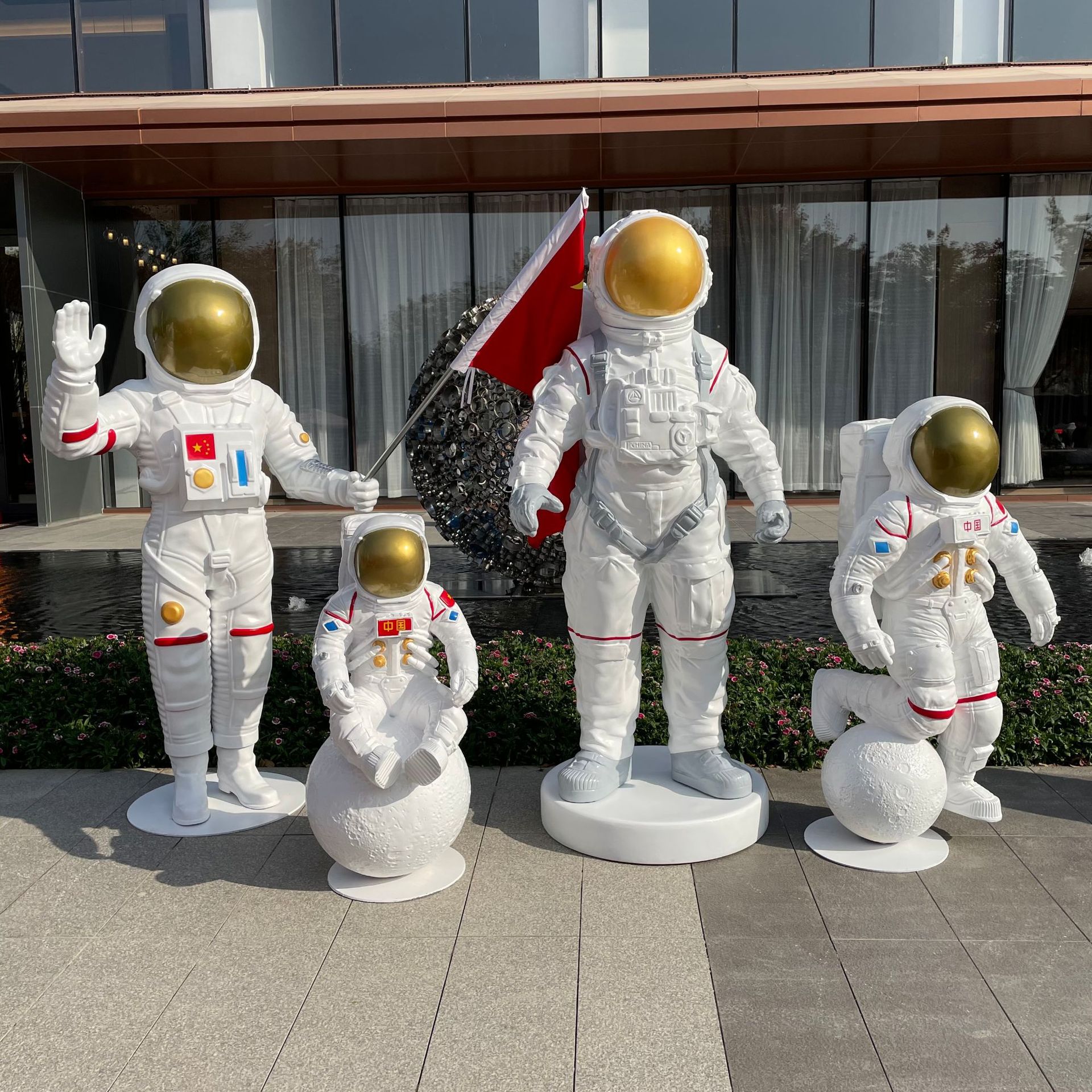太空人摆件大型宇航员雕塑仿真飞碟ufo火箭模型科技馆商场ip美陈