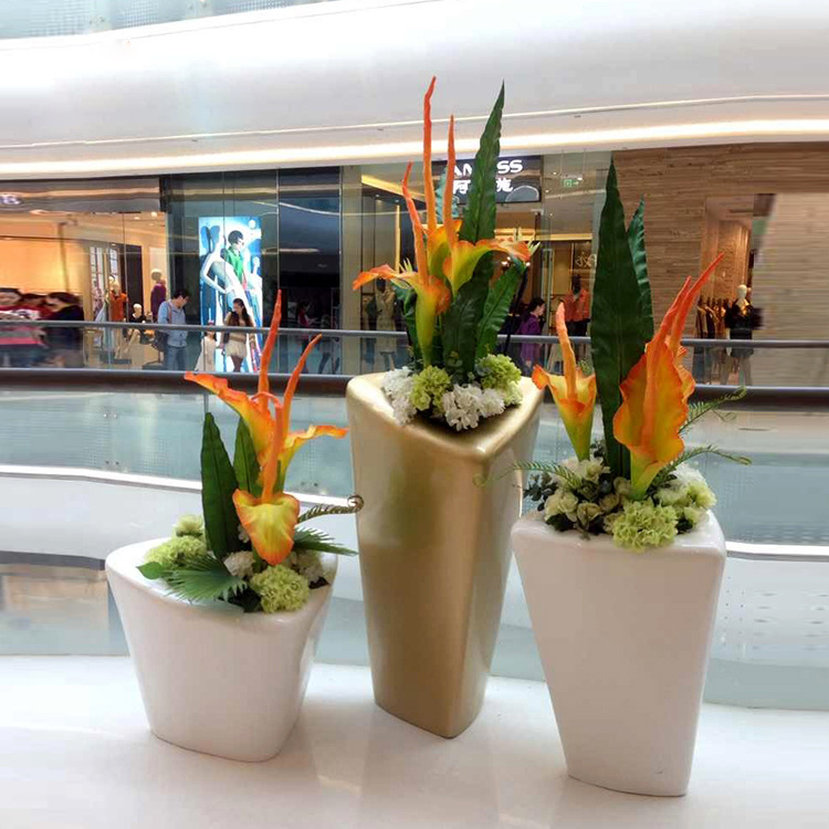 新品热卖商场美陈玻璃钢花缸花艺组合摆件创意三角花瓶器厂家直销