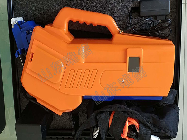 苹果纸袋套袋机是为苹果幼果专门量身定做的一种幼果套袋手持筛备