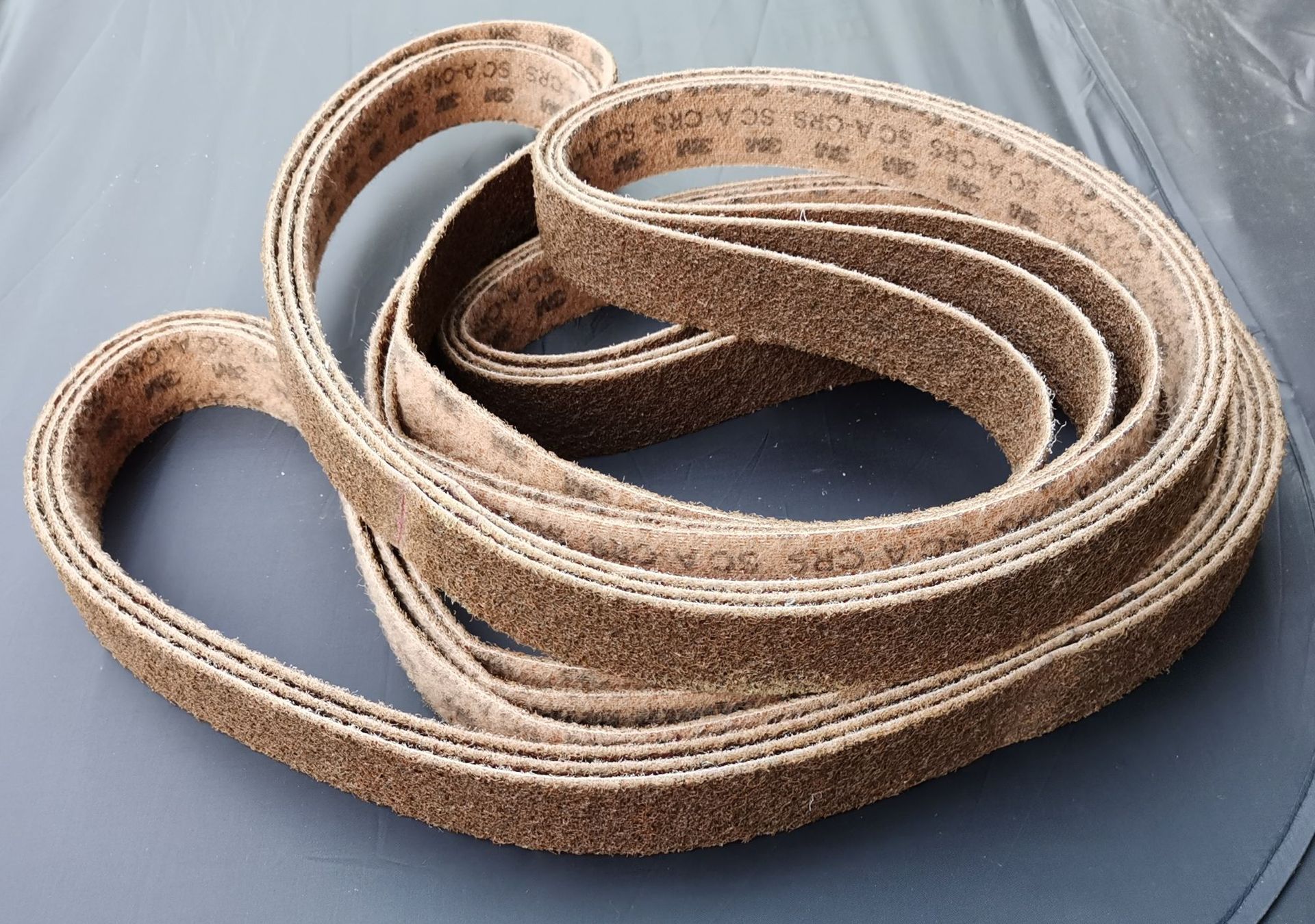 3m土黄色不织布抛光砂带纤维环形尼龙沙带气动砂带机砂带金属拉丝