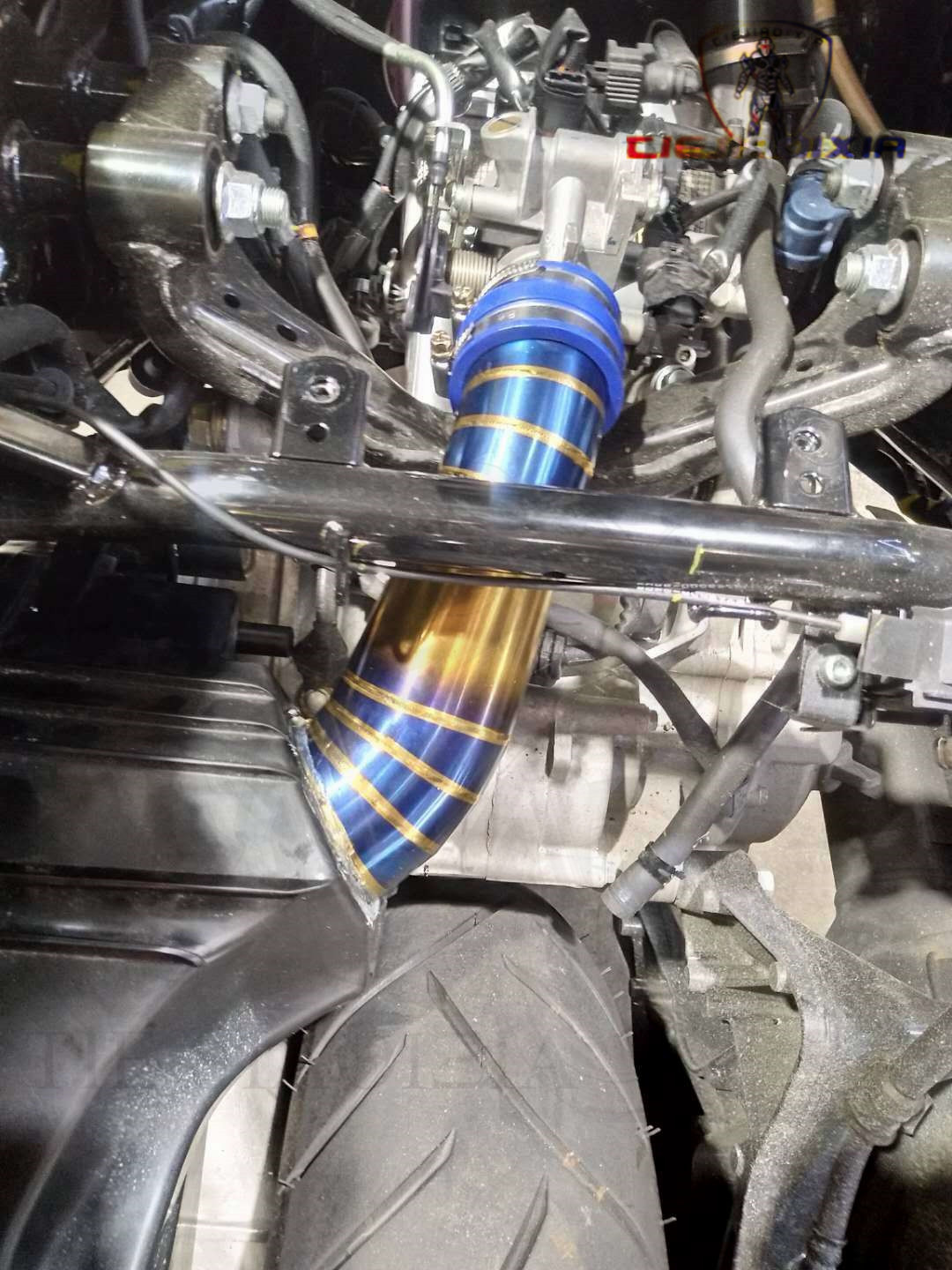 适用于雅马哈xmax300摩托车改装用品配件不锈钢烧蓝空滤进气管