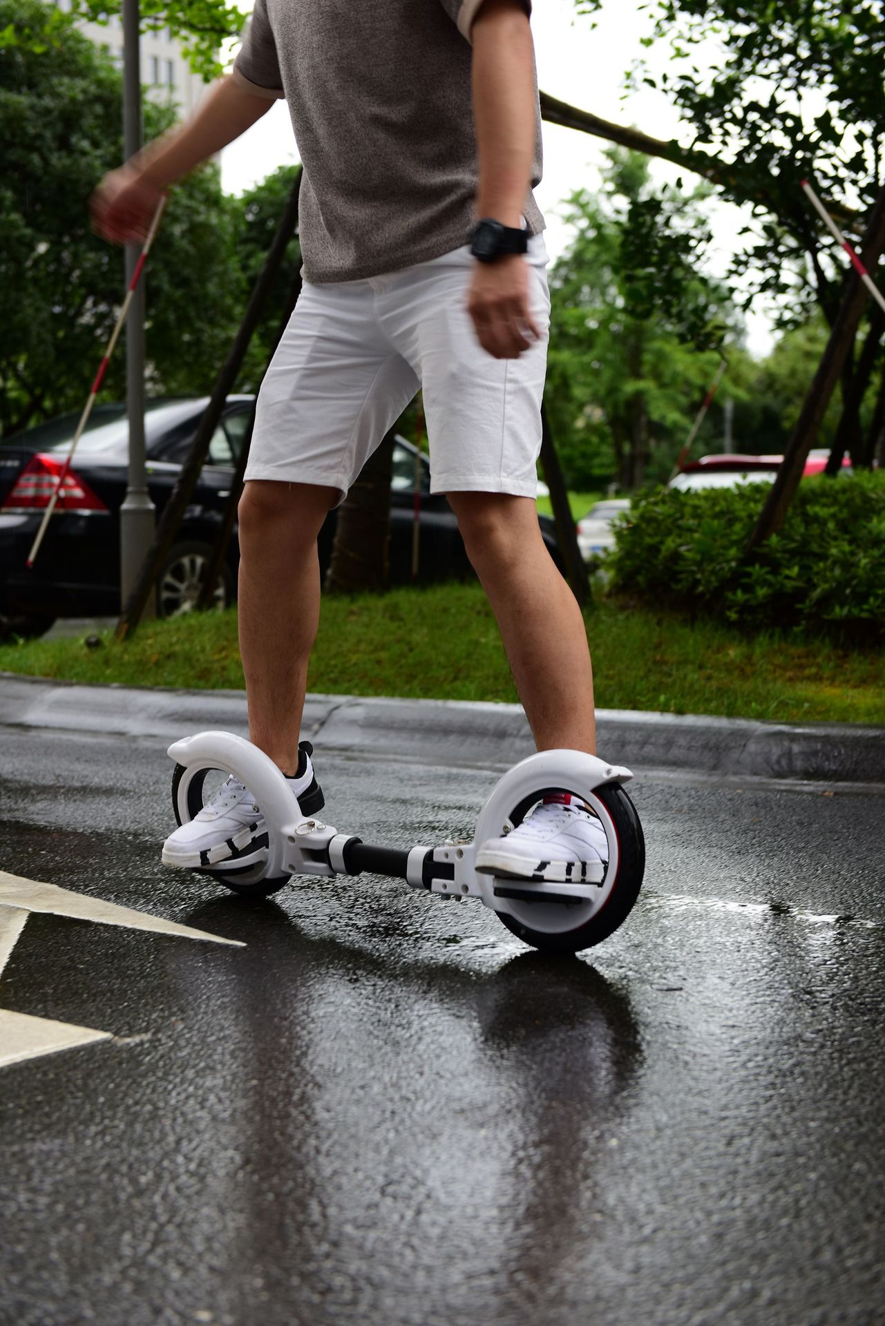 厂家直供新款成人代步踏板车二轮脚踏滑板车实心pu轮极限风火轮