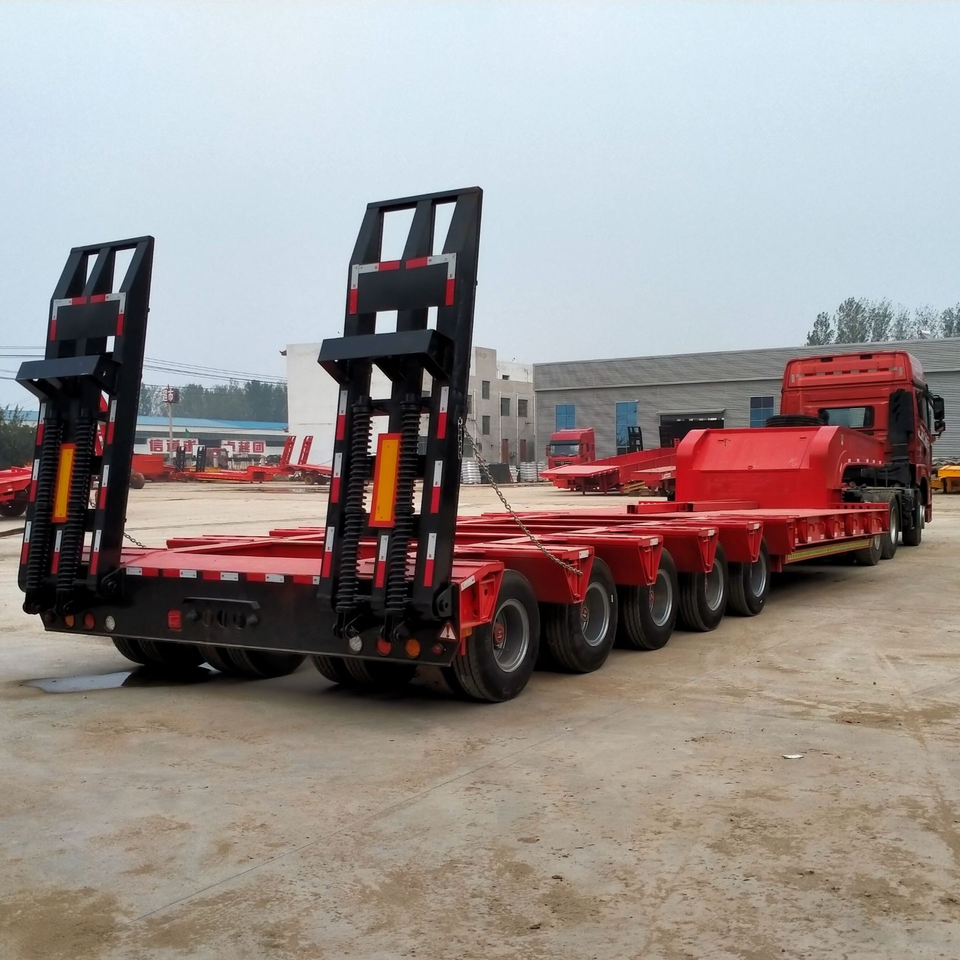厂家订做 13米低平板半挂车 四线八桥低平板半挂车 大件特种车辆