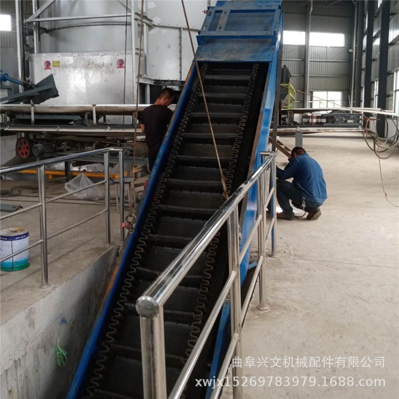 大倾角爬坡皮带输送机图片楼梯间装卸传送带沙子自动装车皮带机