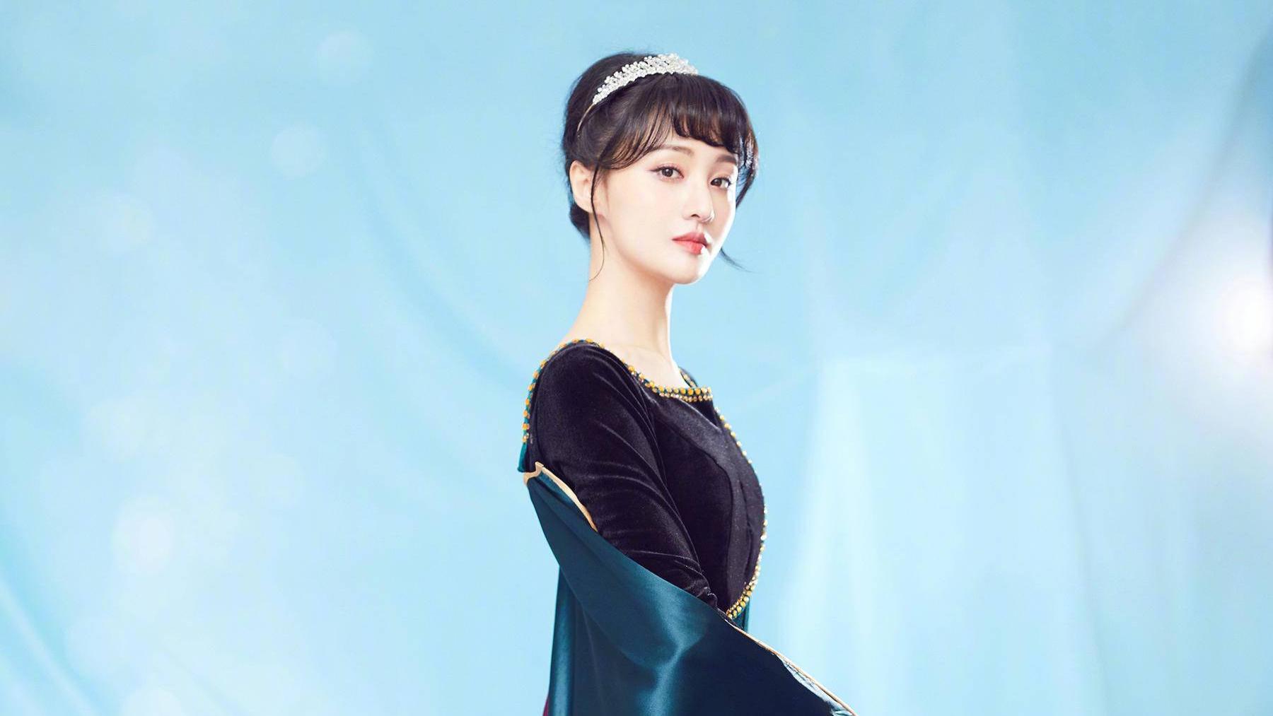 奔三的郑爽少女感好强,礼服戴皇冠cos安娜公主,气质优雅神还原