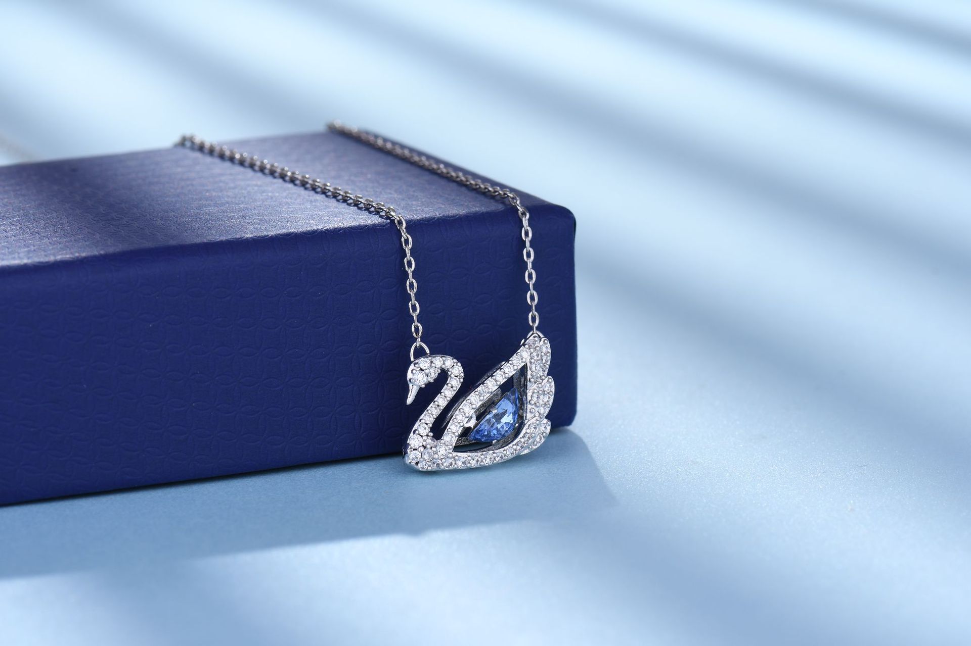 施家项链女施华洛世奇元素水晶跳动蓝天鹅灵动周年纪念款520礼物