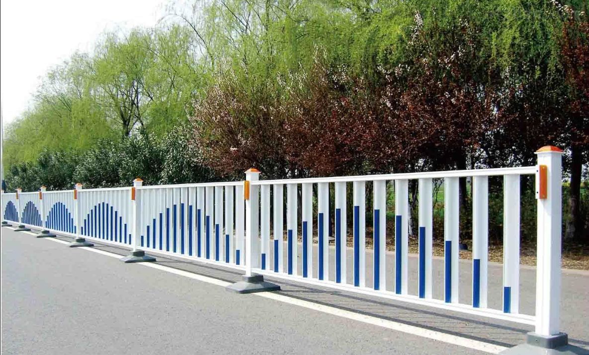 城市道路护栏交通隔离栏市政护栏镀锌京式pvc小区篱笆花园围栏