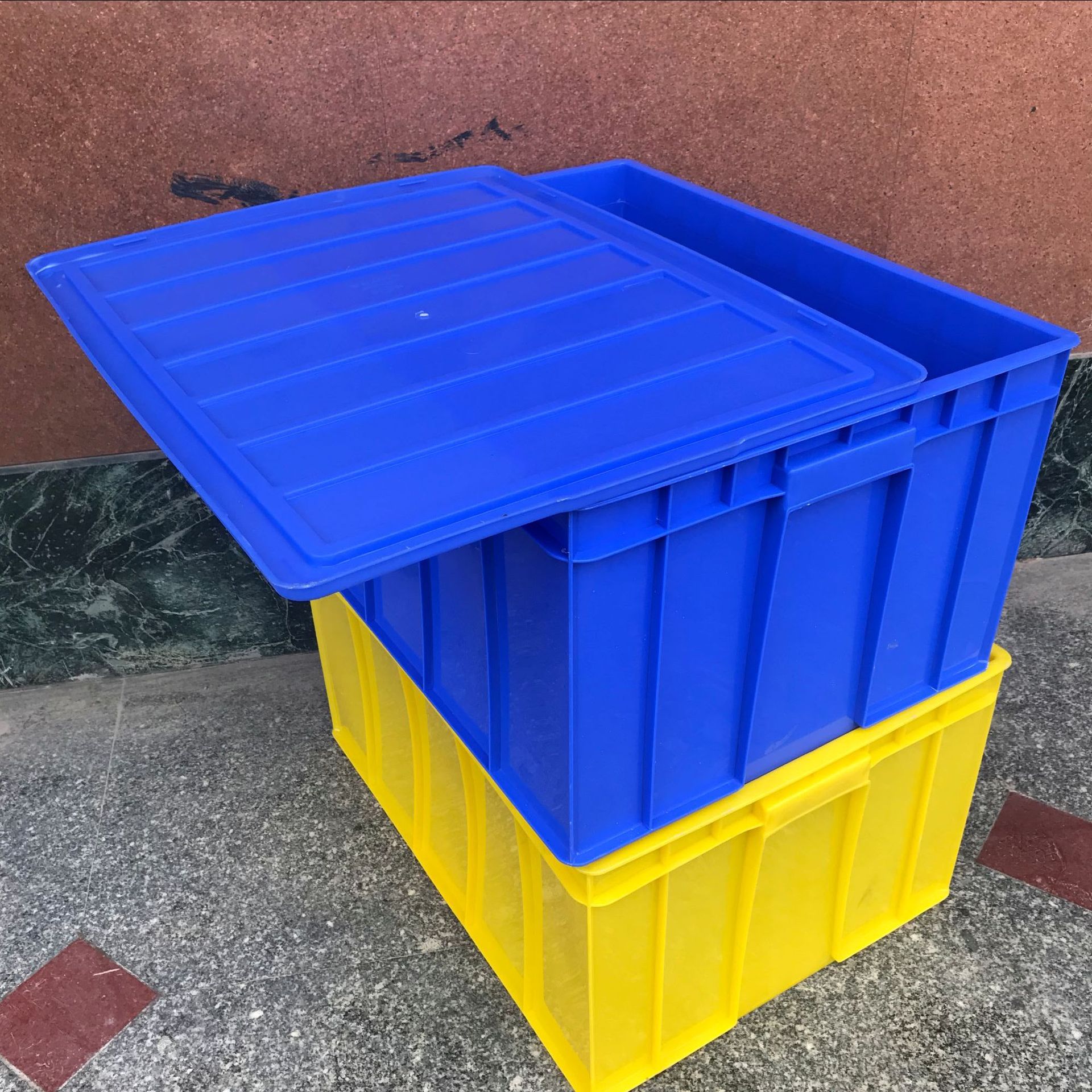 供应广州深圳塑料特号箱 蓝色带盖五金周转箱加厚耐摔物流配送箱