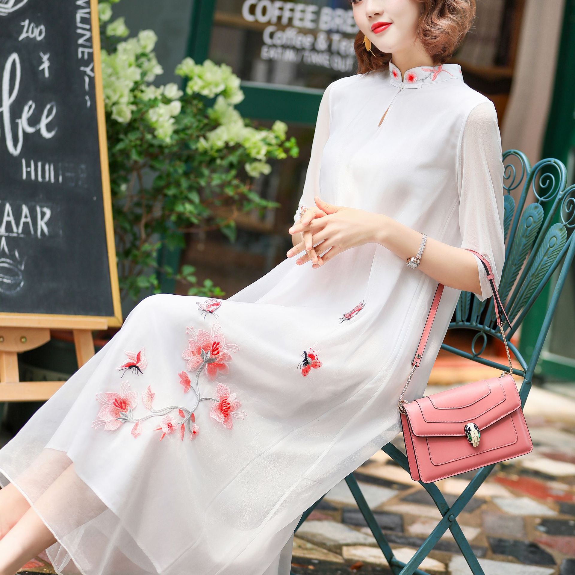 风格 民族 图案 碎花 工艺 刺绣/绣花 库存类型 整单 款式 基本款