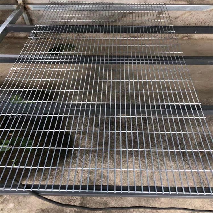 厂家供应镀锌钢丝网铁丝网片围栏防护网养殖铁丝网钢筋网片