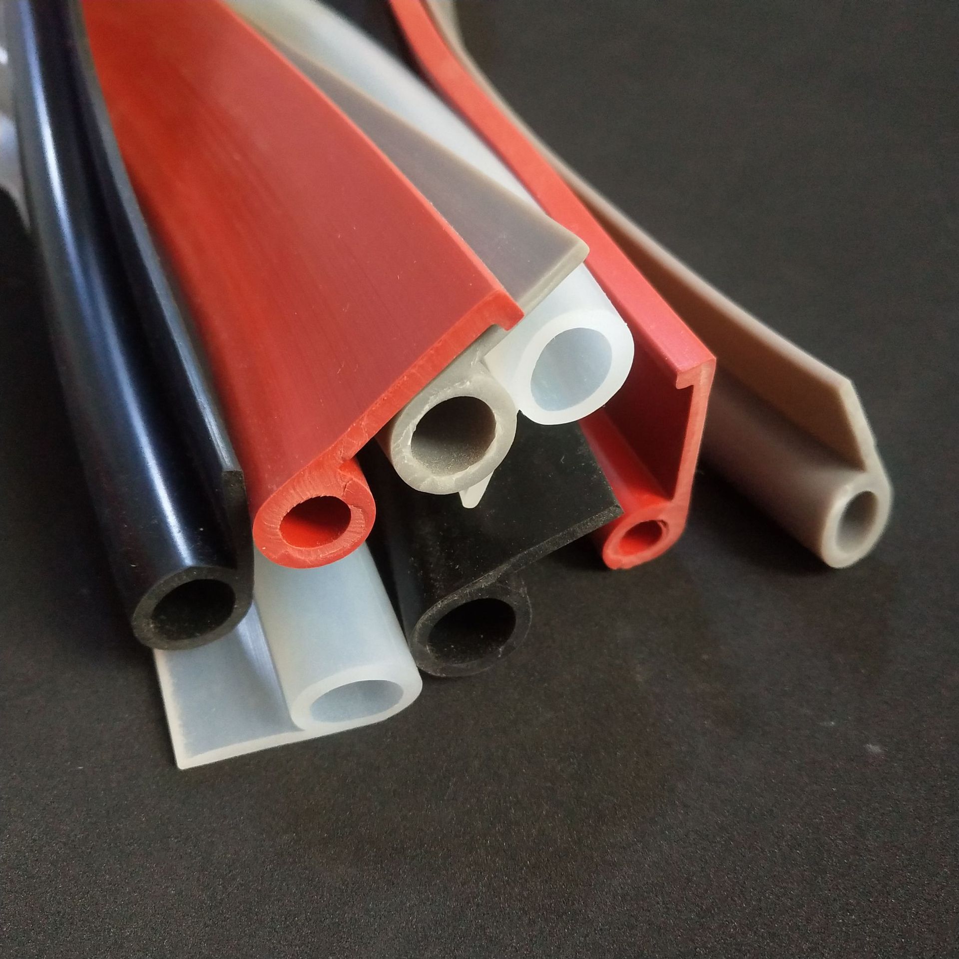 厂家供应9字硅胶密封条p型 硅胶密封条 p型防撞条 自粘9字密封条