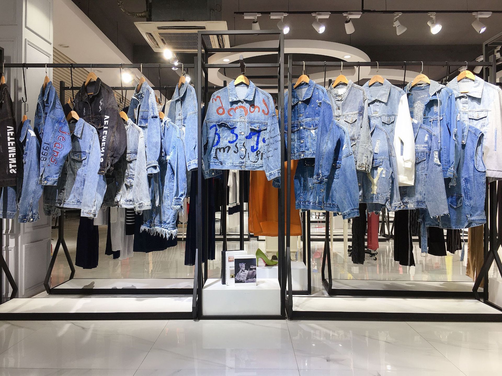 品牌折扣女装 维她20秋牛仔外套 潮牌专柜女装库存尾货货源