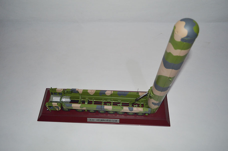 东风41弹道导弹模型批发 df-41洲际导弹发射车1:40彩盒