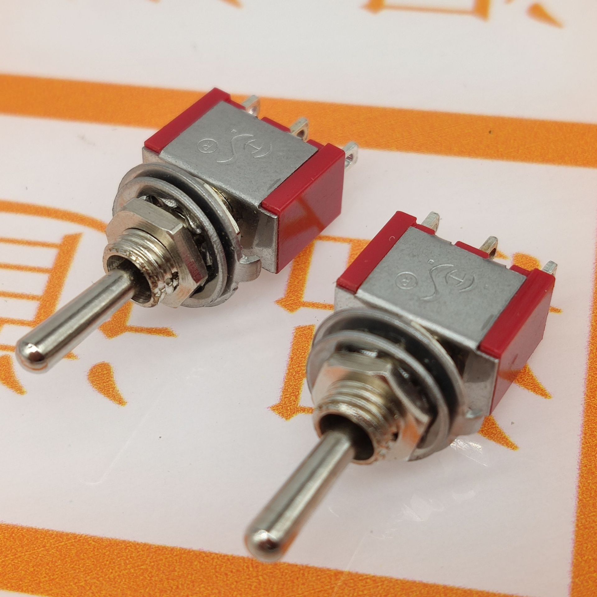 mts-123 钮子开关红色银点 3脚3挡 双复位 6mm安装孔 三脚三档