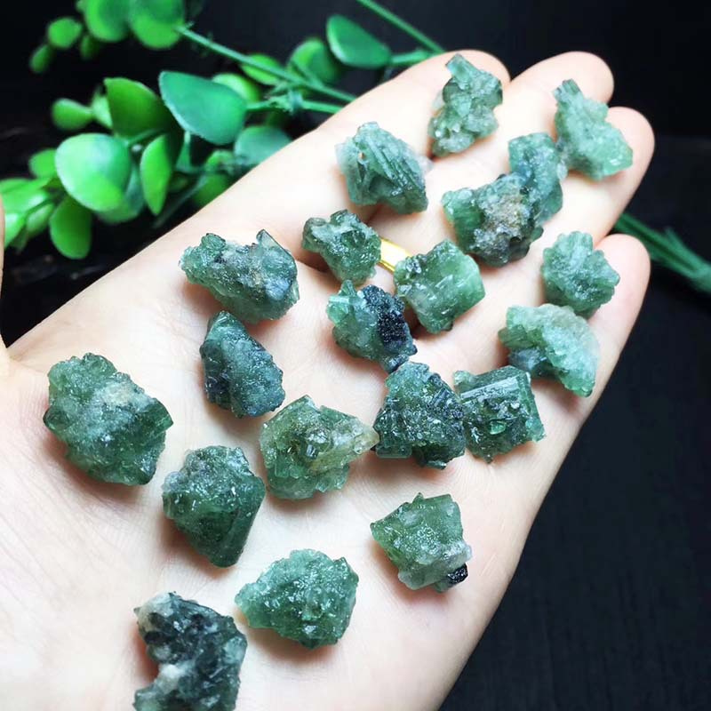 厂家直销低价巴西绿碧玺原石色彩鲜艳可做吊坠与手链加工好材