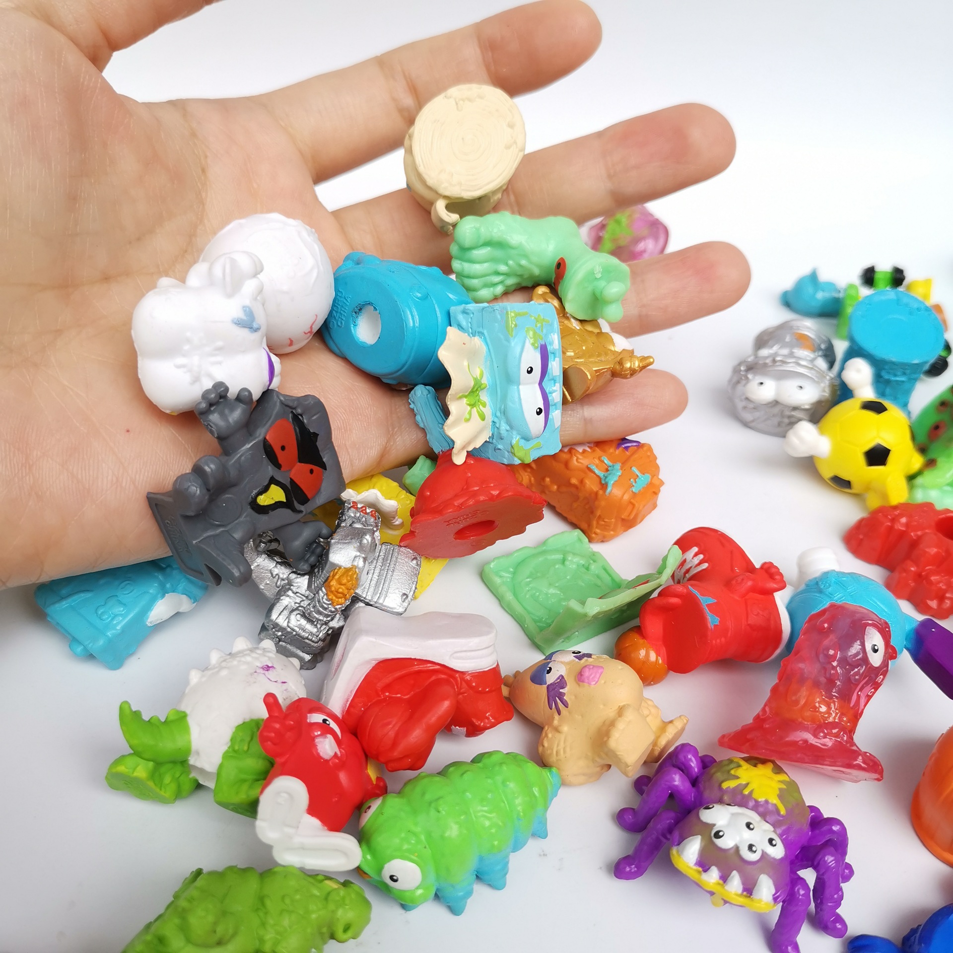 新版垃圾虫公仔 跨境电商产品 扭蛋玩具 软胶小怪兽 32mm蛋壳