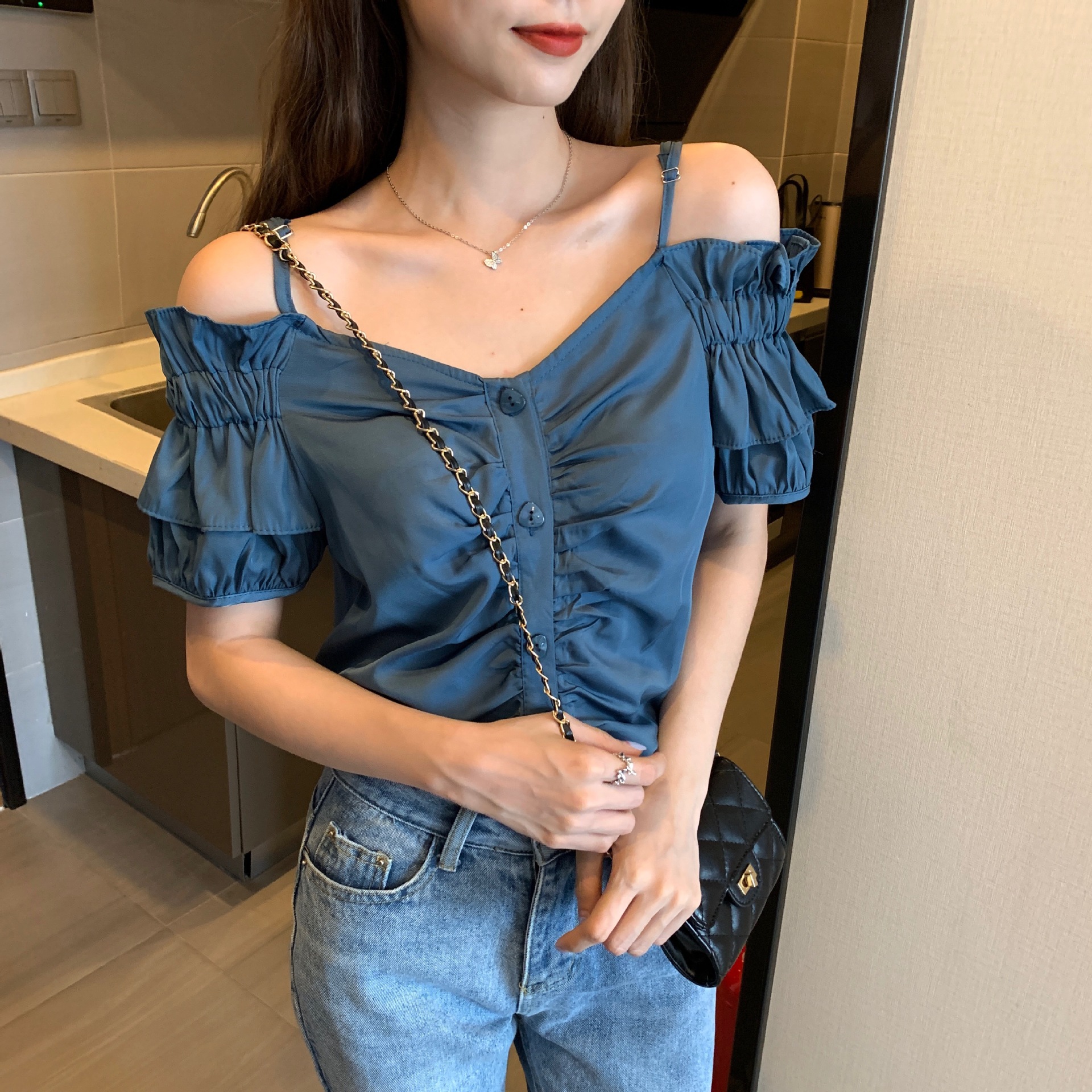 2020一字肩露背性感褶皱雾蓝色衬衫设计感洋气甜美吊带上衣女