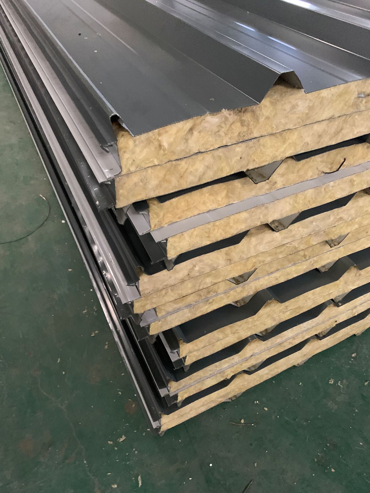 厂家批发彩钢瓦屋面瓦楞板彩钢岩棉瓦楞板彩钢夹芯板50mm厚