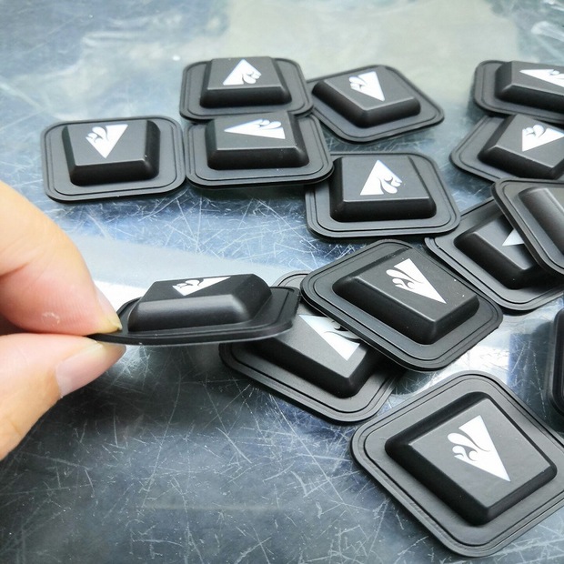 厂家供应硅胶镭雕透光按键 硅胶温控开关 发热服硅胶按键帽定制