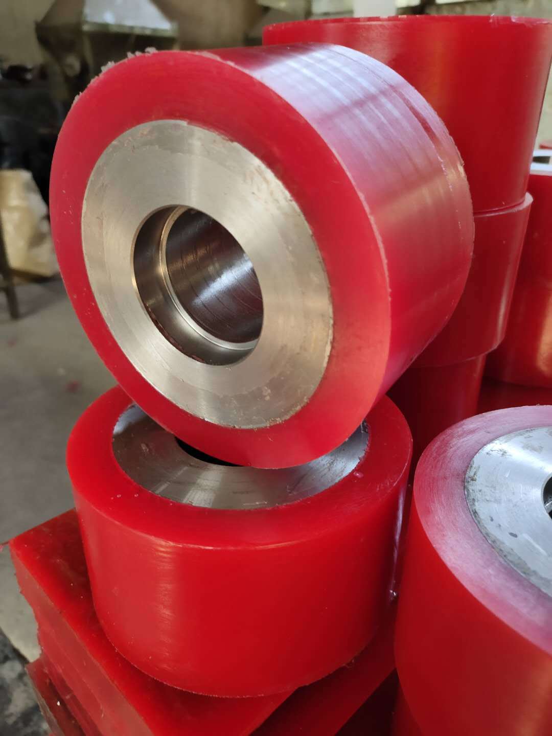 金属喷砂件表面包胶聚氨酯包胶轮 耐磨滚筒高质量包胶脚轮批发