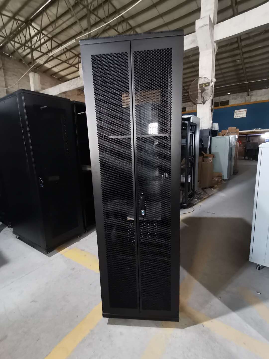落地服务器机柜800*1000*42u单开网孔门双开网孔门加厚式网络机柜