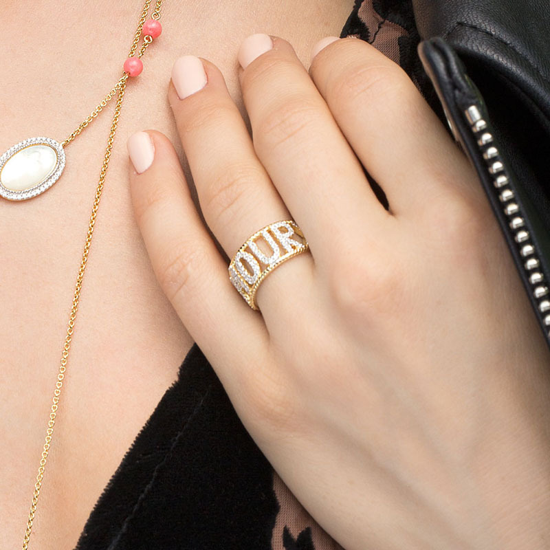 a.apm高级感女英文字母对戒女 简约轻奢黄金色复古女字母设计感女