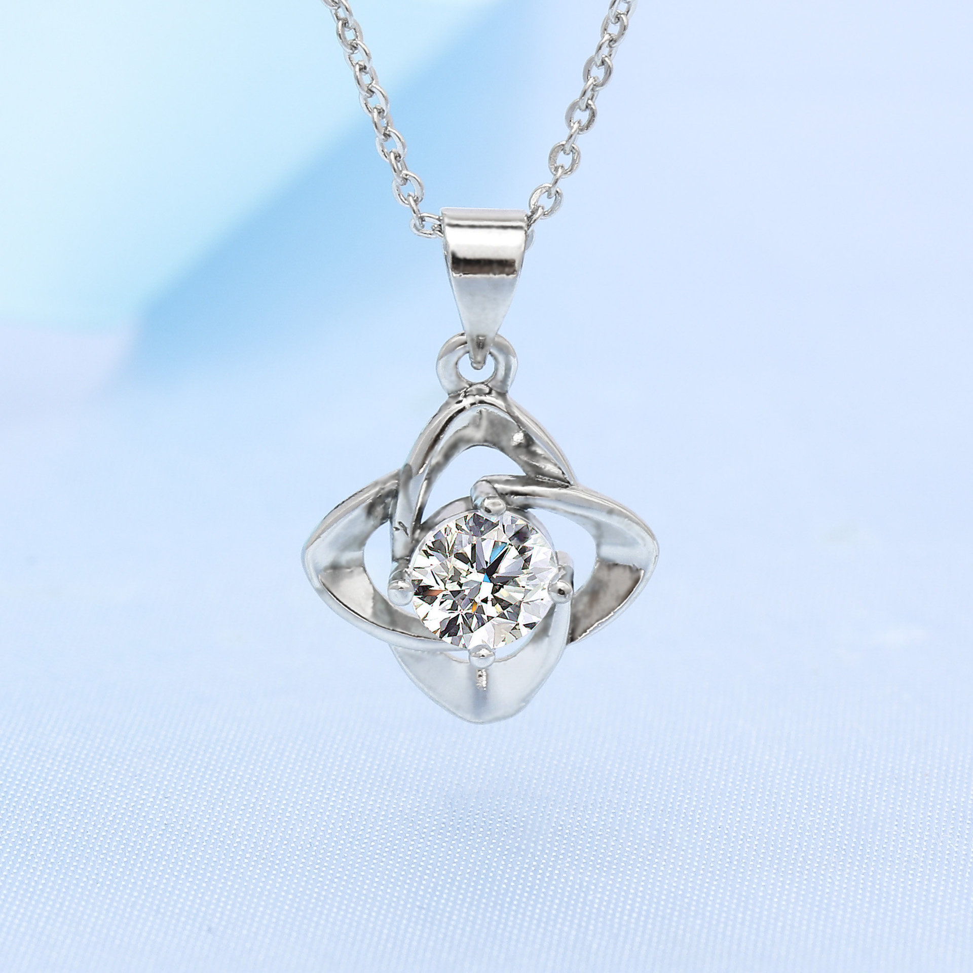 跨境热卖镀铂金四叶草项链配饰女镶钻吊坠时尚简约韩版一件代发