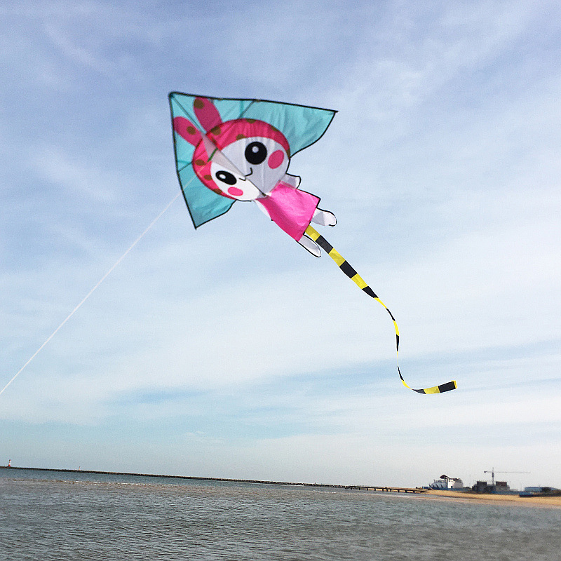 潍坊儿童卡通三角风筝批发小黄鸭玻璃钢涤纶好飞厂家ych