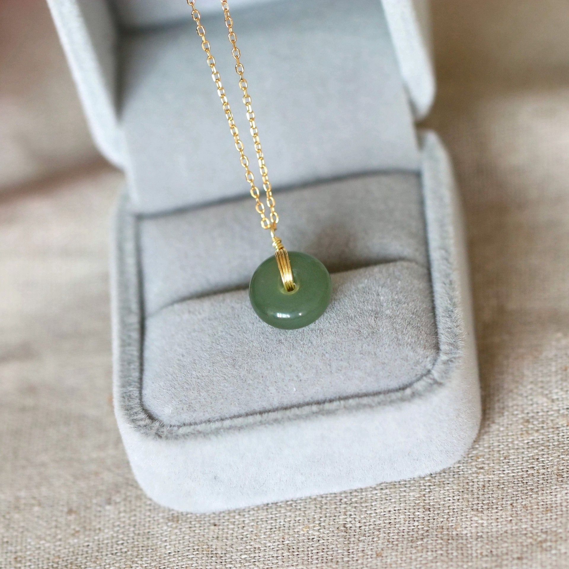 14k包金天然和田玉珠锁骨项链女平安扣吊坠小众设计ins新款青白玉