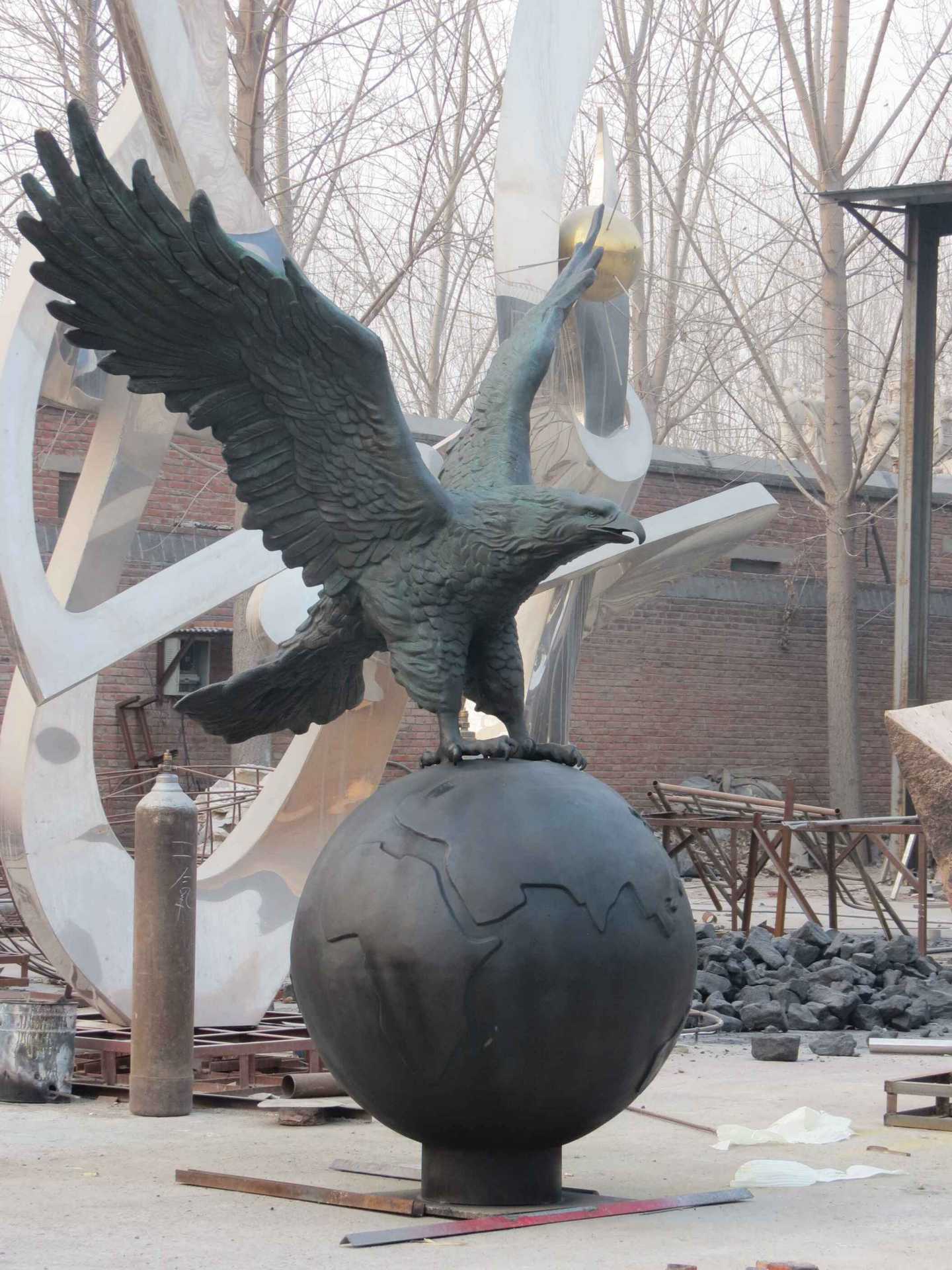 铜动物雕塑球上鹰 展翅雕塑装饰园林景观雕塑 厂家直销可定制