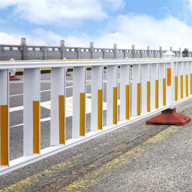 [厂家定制】市政防眩光道路护栏s型板交通隔离栏锌钢马路防撞栏杆