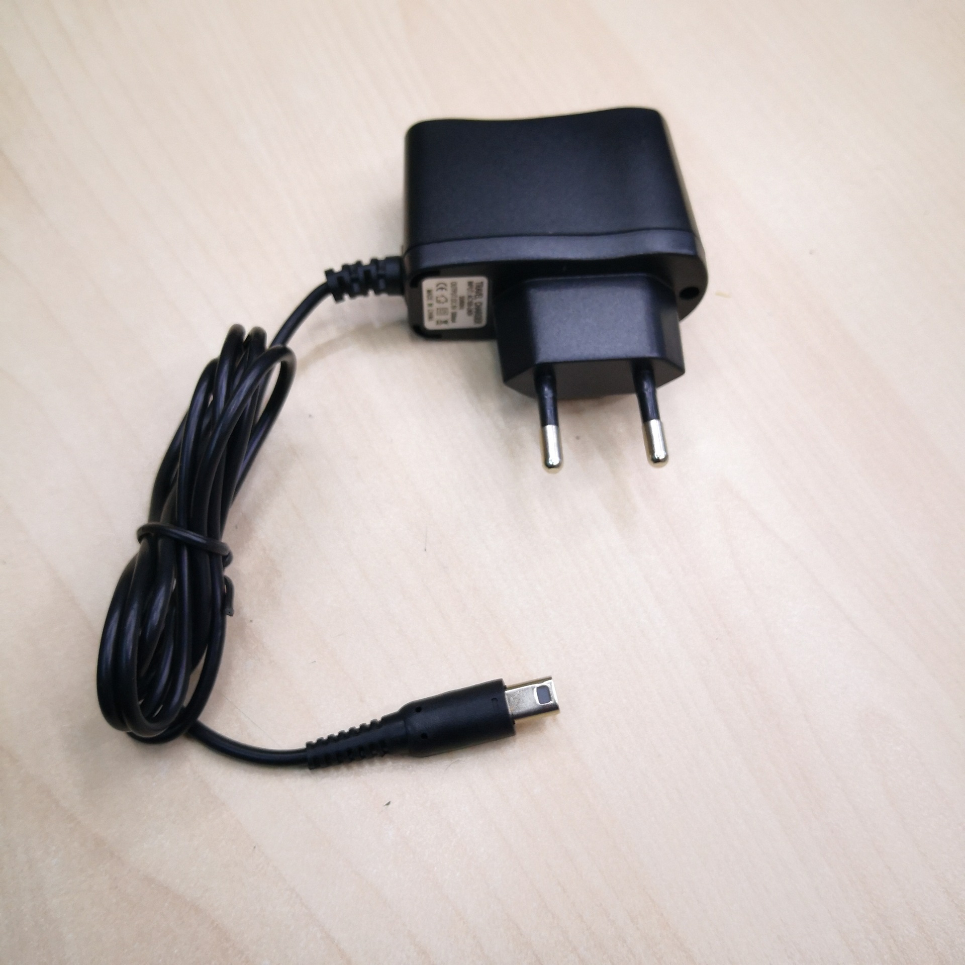 适用于2ds/ndsi/3ds/ndsi ll/3ds ll主机通用型火牛3ds充电器黑色