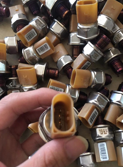 高尔夫帕萨特燃油压力传感器共轨压力传感器03l90605103l906054