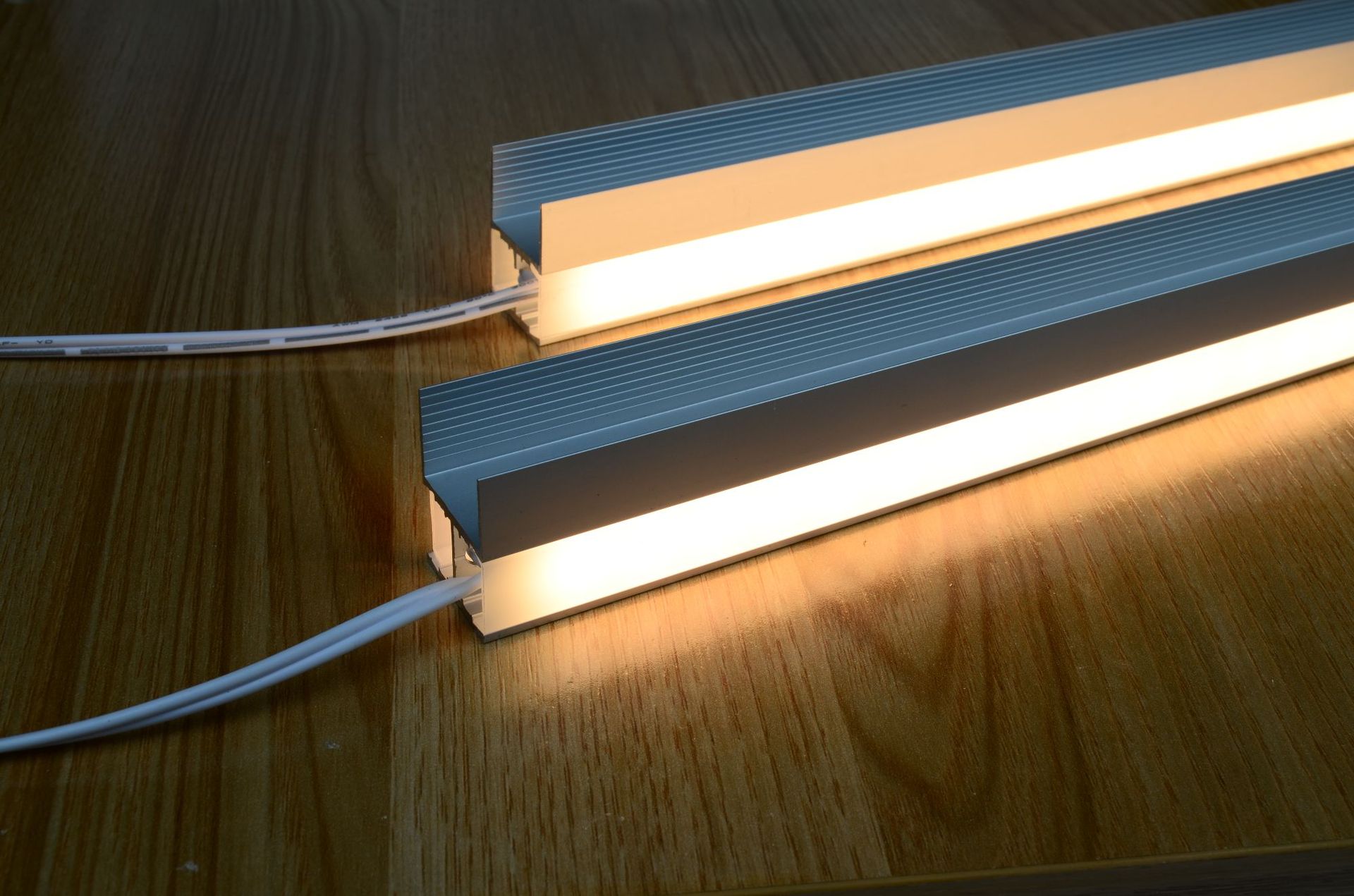 工厂直销led上下发光层板灯直接卡18mm层板木板安装 尺寸任意定制