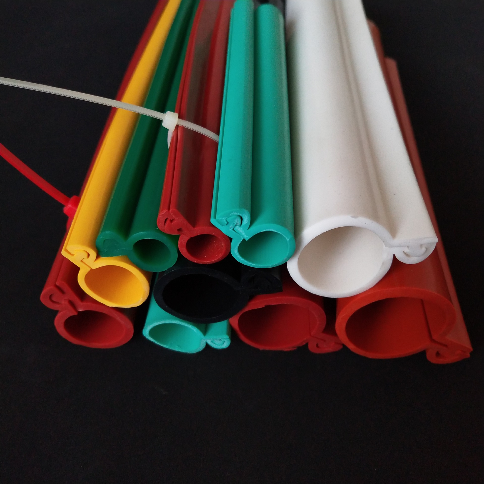 卡扣式硅胶密封条绝缘保护套裸铝线10千伏耐高压电缆防鸟绝缘套管