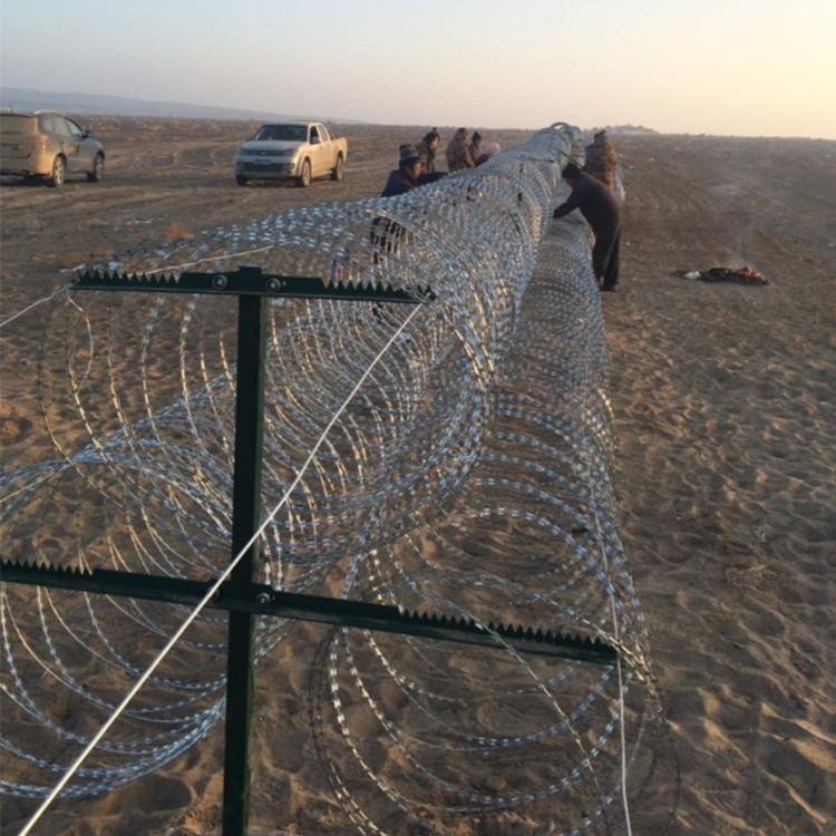 现货刀片型刺铁丝监狱边防军队飞机场防护网防攀爬蛇腹型刺丝滚笼