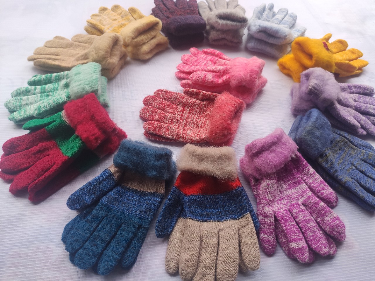 地摊货源热卖跑江湖火爆产品义乌小商品批发5元模式东北羊绒手套