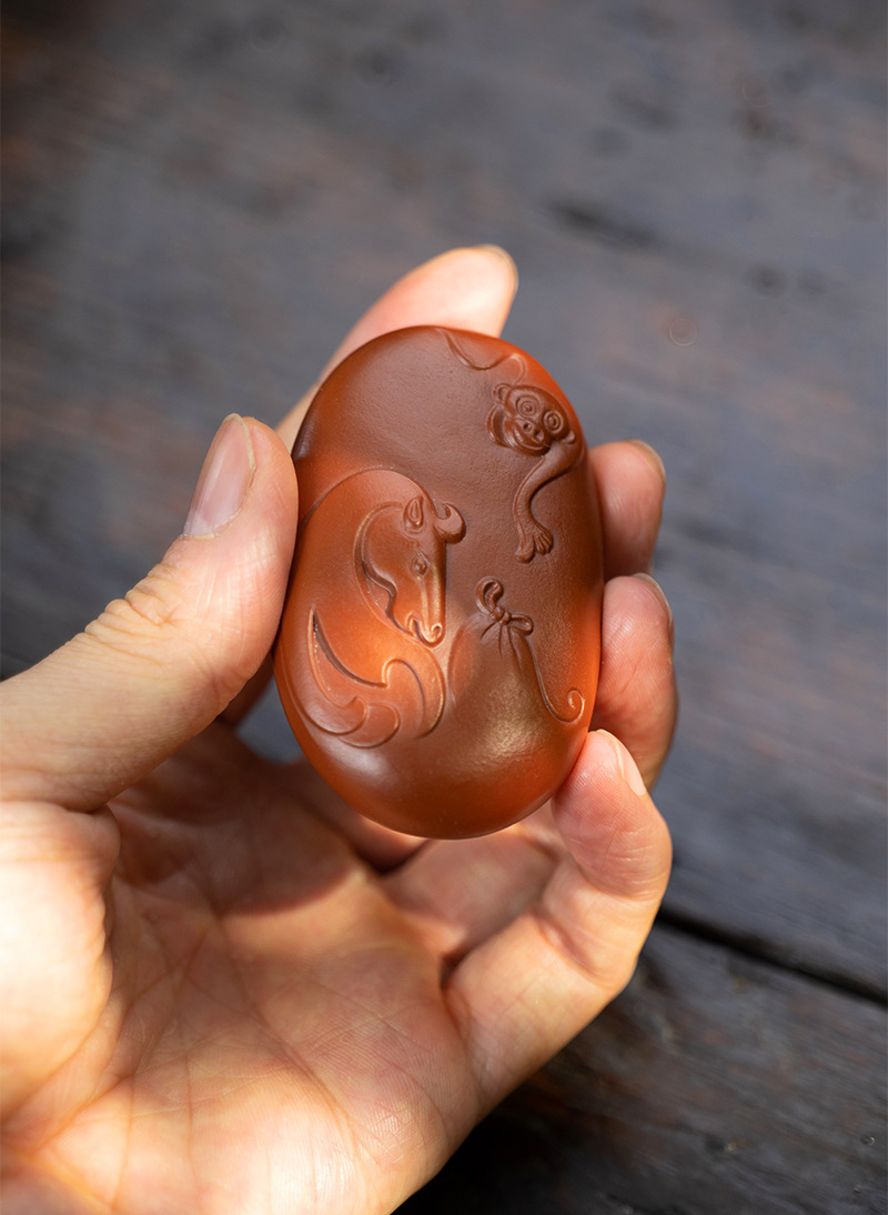 批发宜兴紫砂茶宠马上封侯大红袍手把件把玩茶具雕塑摆件挂件厂家