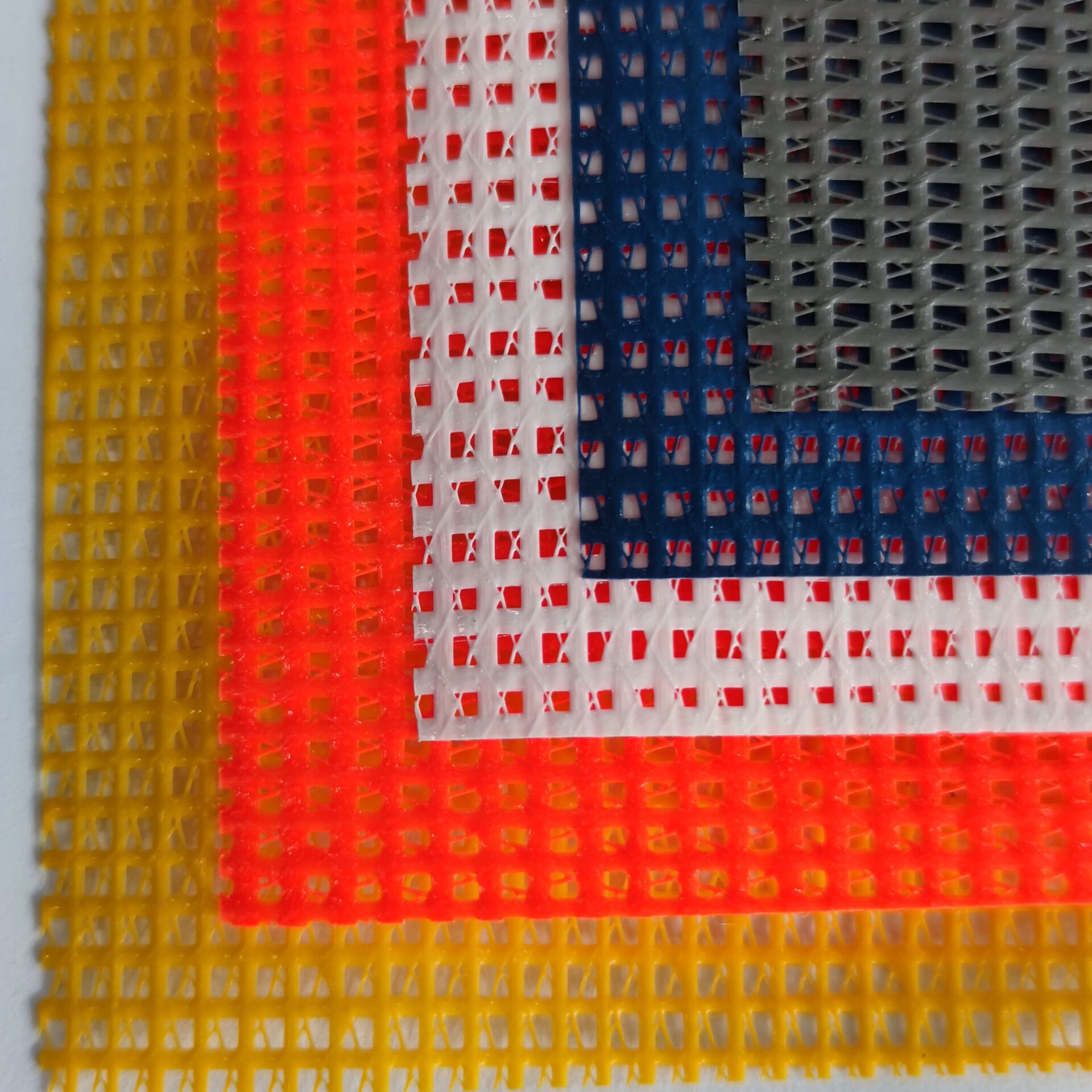 供应撕破好pvc涂层网格布卡车棚盖网格布 阻燃黑色建筑建筑防护网