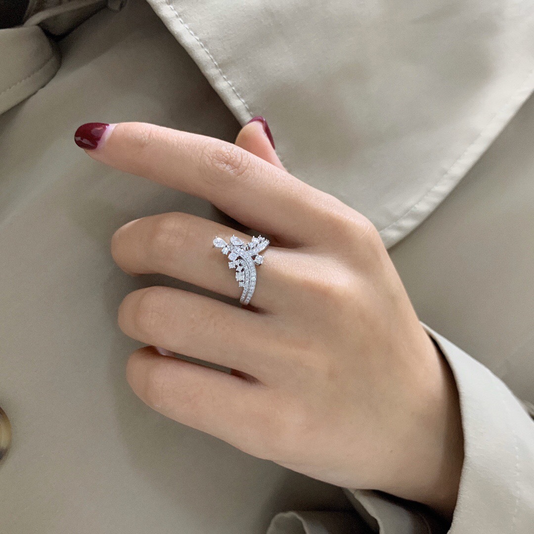 18k金钻戒显手长v型皇冠设计女神款钻戒 梨形钻石戒指女婚戒定制