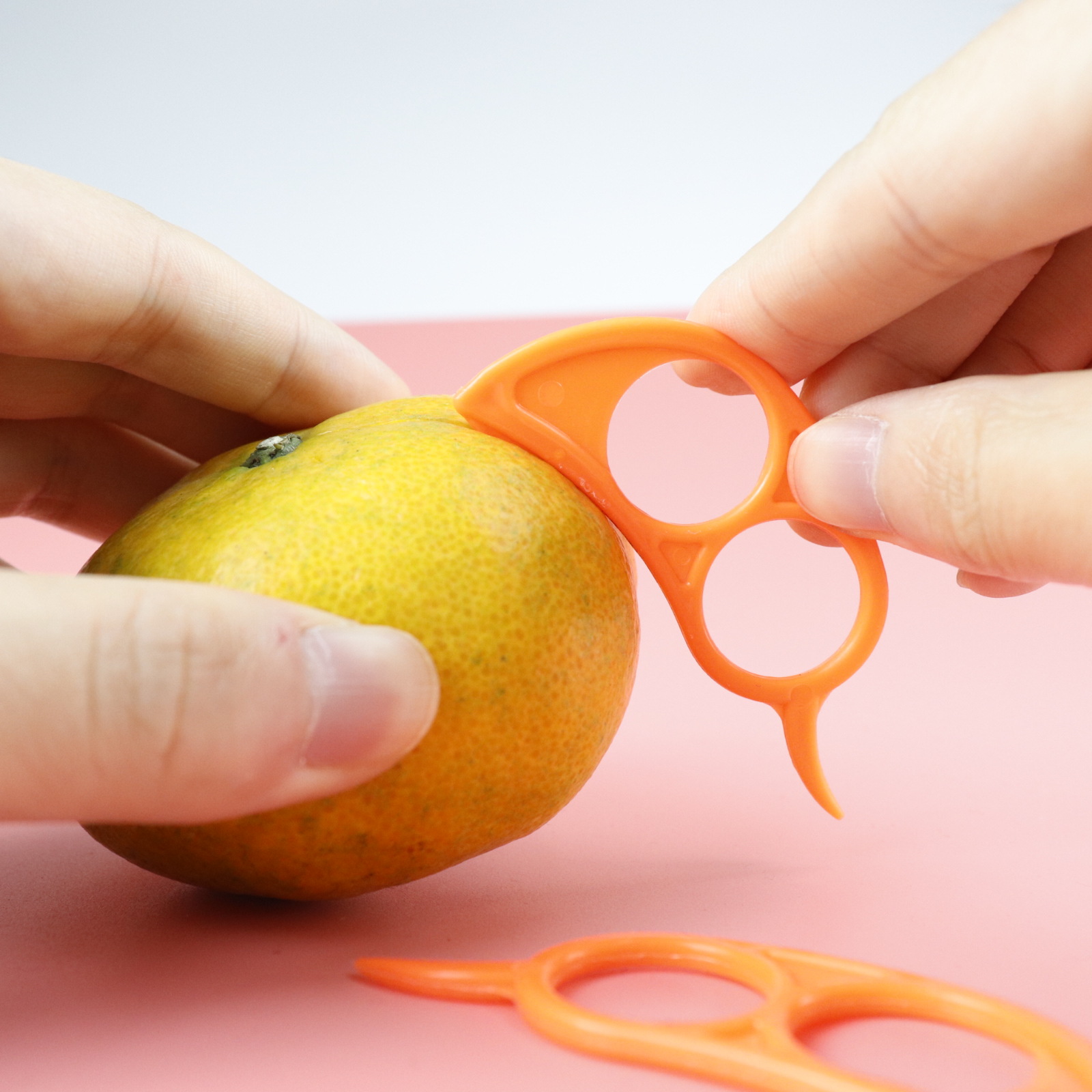 手指塑料蜗牛剥橙器 橙子橘子剥皮器赠品扒皮器 指环开橙器开果器