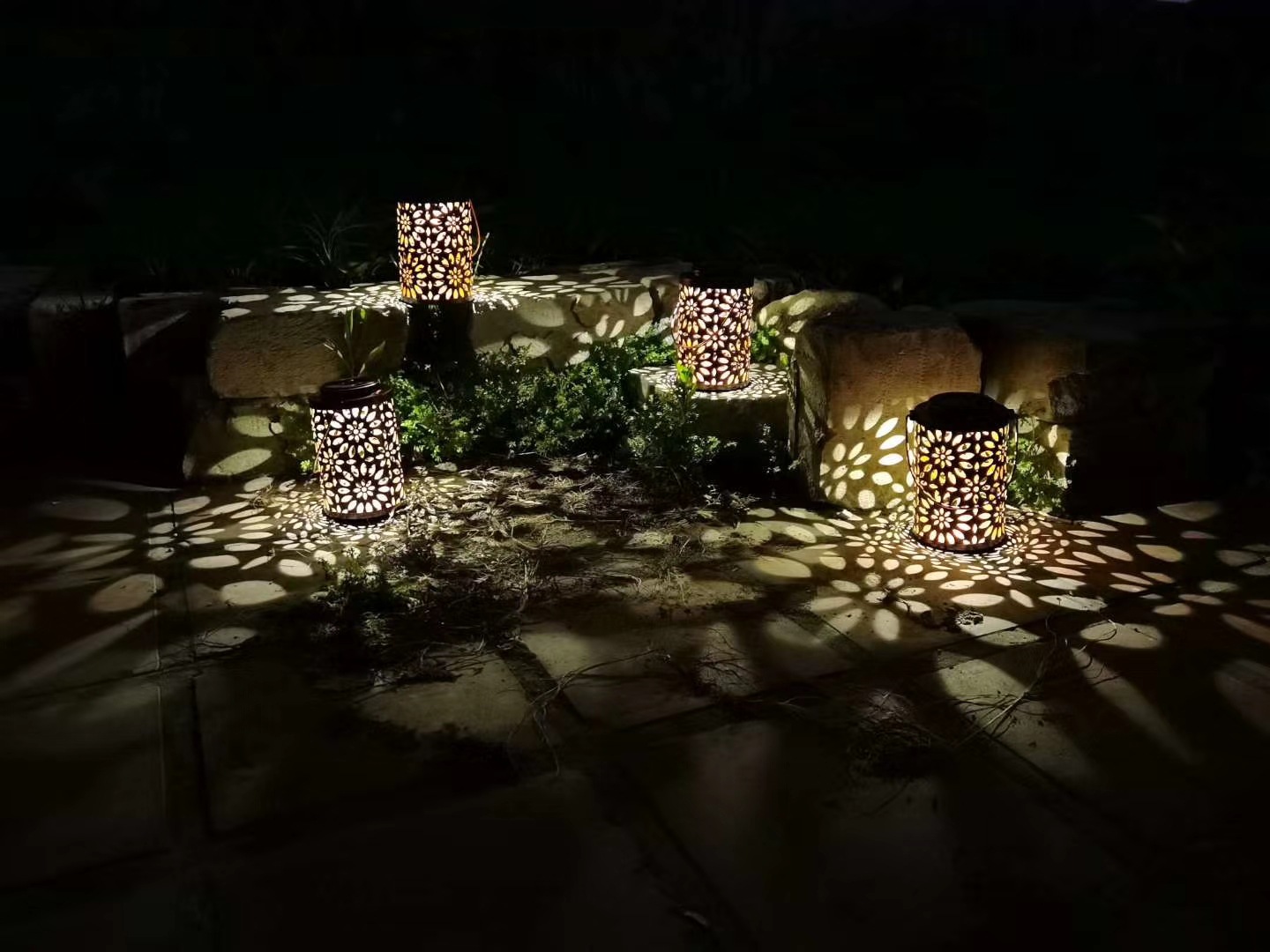 现货热销太阳能铁艺镂空景观灯太阳花投影灯手提灯笼庭院装饰灯筒