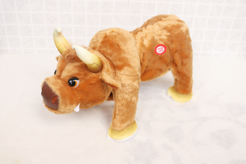 跨境外贸货源电动牛毛绒玩具会唱歌发光牛叫仿真斗牛公仔厂家直销