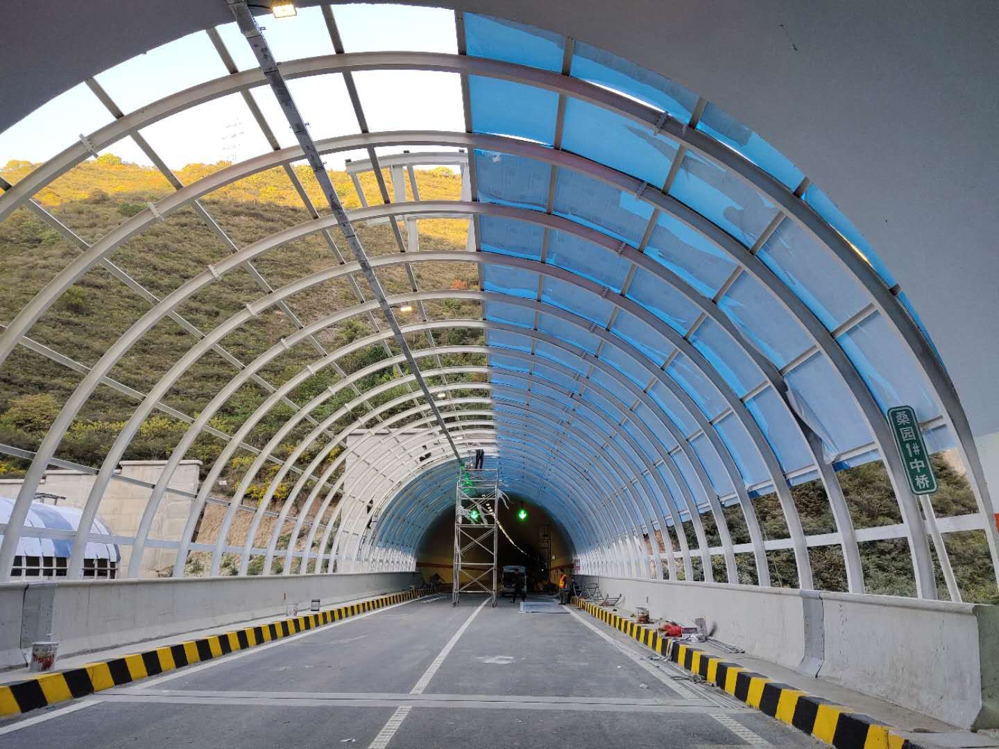 8mm蓝色耐力板蓝色聚碳酸酯板高速隧道减光棚遮阳棚厂家施工方案