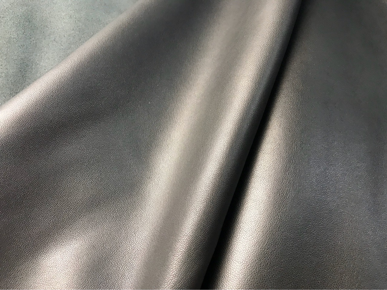 进口黑色混种羊皮1.0mm 5-8尺 15/尺 皮面细腻 鞋面手袋革 一张起