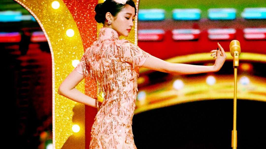 关晓彤腿长就是任性,旗袍开叉到腰也敢挑战,越来越有女人味了